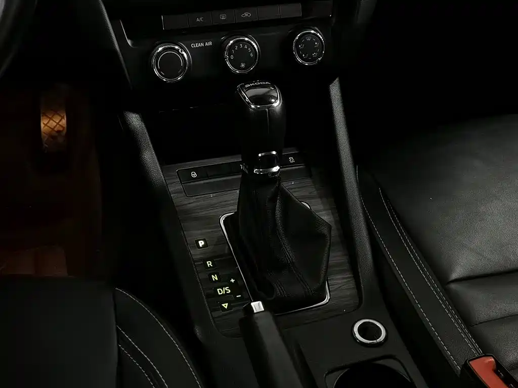 Skoda Octavia 2017 1.6L Automatic Zhixing Edition
