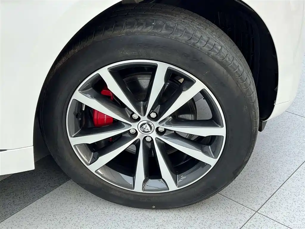 Jaguar F-PACE 2024 P250 R-Dynamic SE