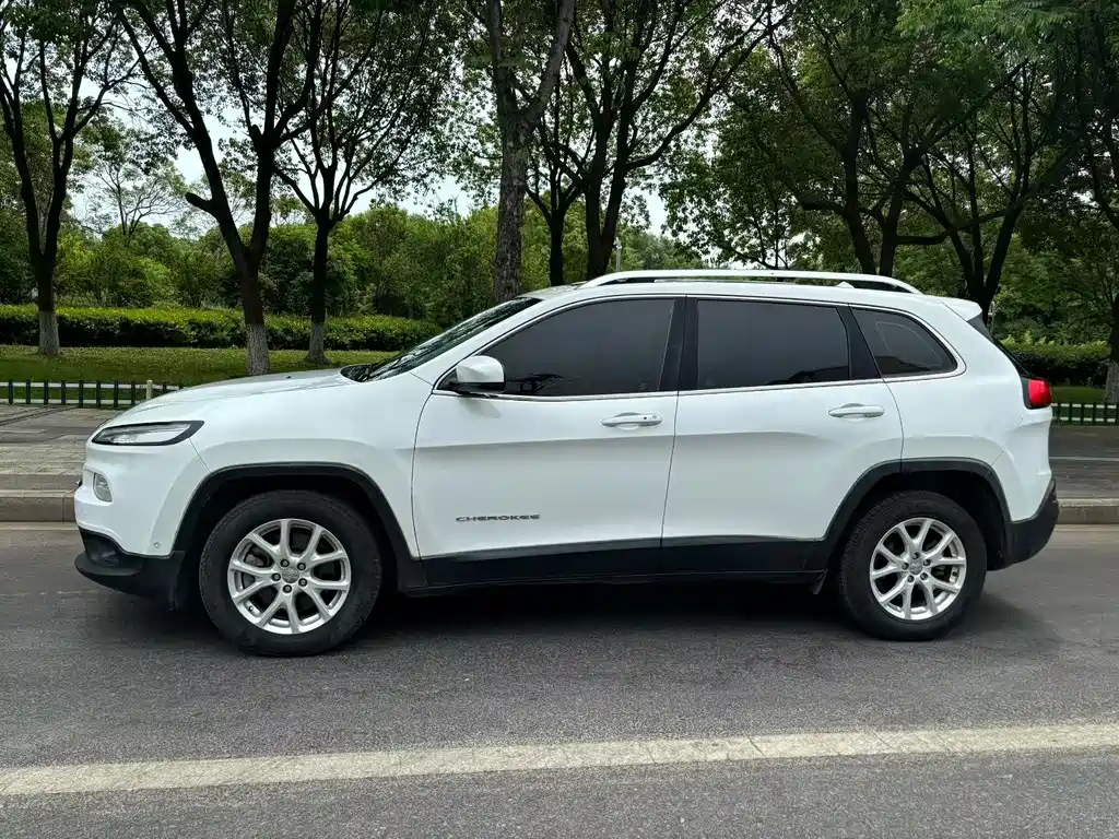 Jeep Cherokee 2016 2.0L Superior Edition