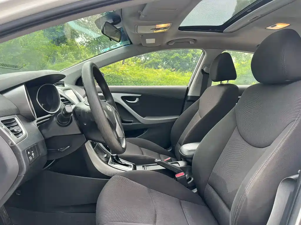 Elantra Langdong 2015 1.6L Automatic Leading Edition