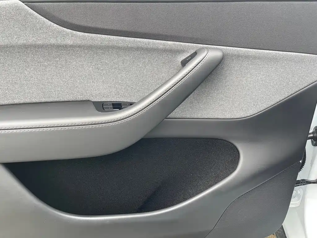 Model Y 2025 Rear-Wheel Drive