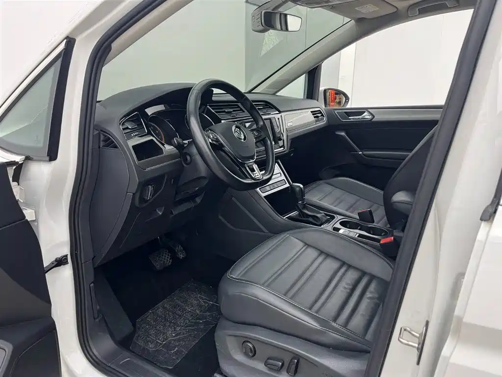 Volkswagen Touran L 2021 280TSI DSG Cross Edition 7-Seater
