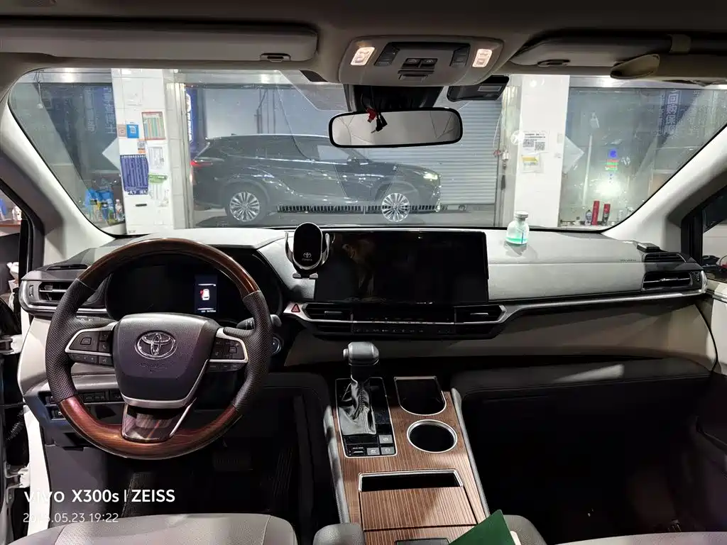 Toyota Granvia 2023 2.5L Hybrid Luxury Edition