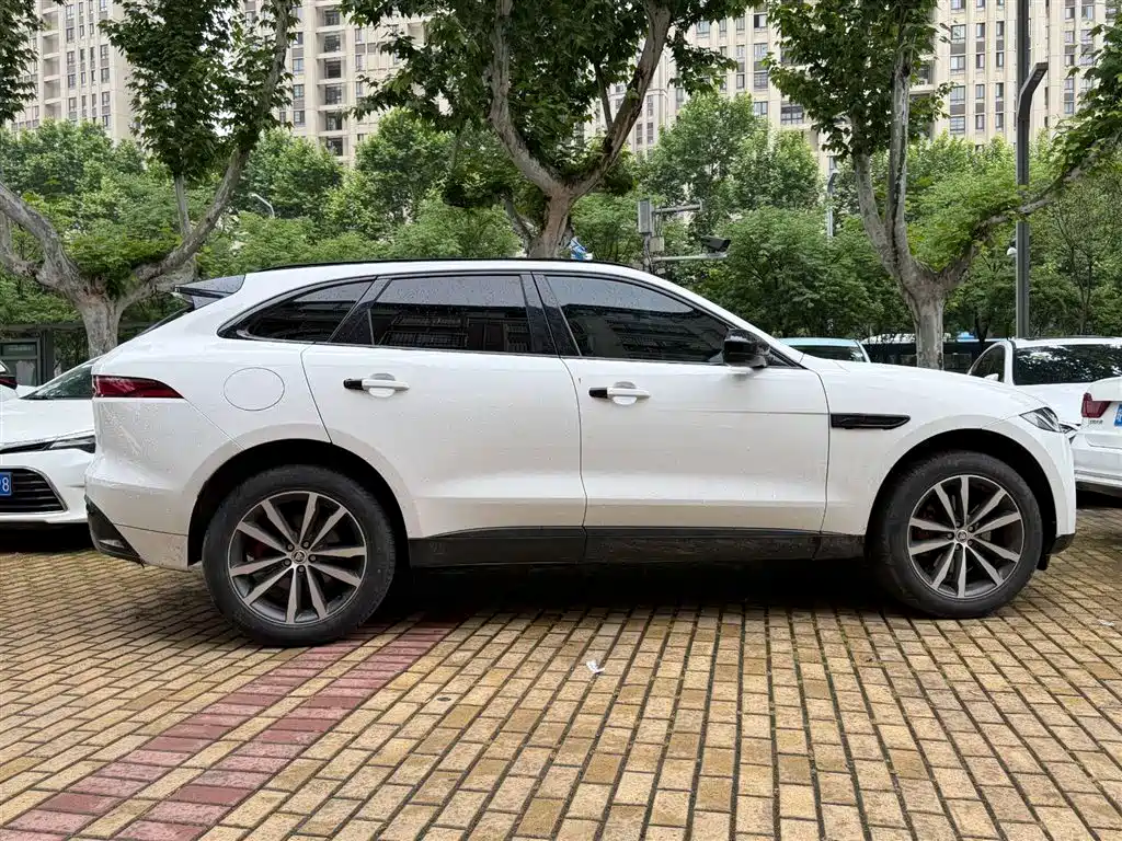 Jaguar F-PACE 2024 P250 R-Dynamic SE