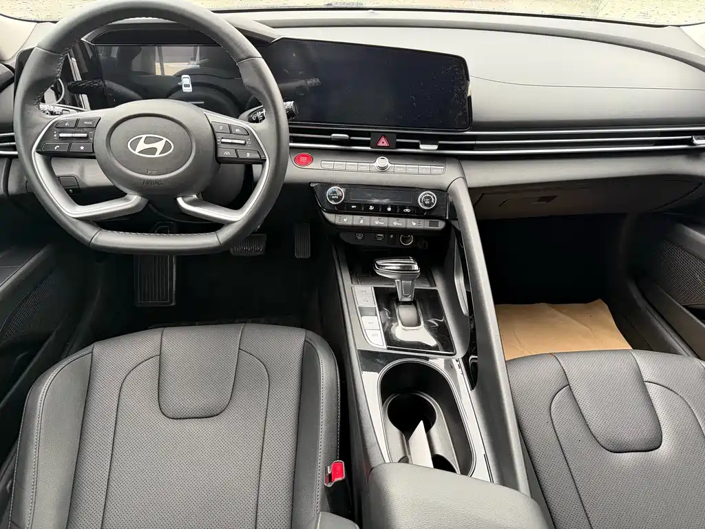 Hyundai Elantra 2023 1.5L CVT LUX Premium Edition