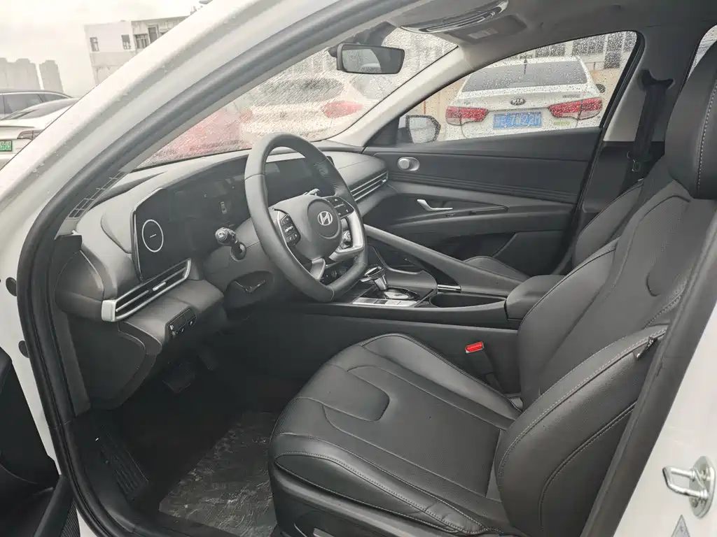 Hyundai Elantra 2023 1.5L CVT LUX Premium Edition