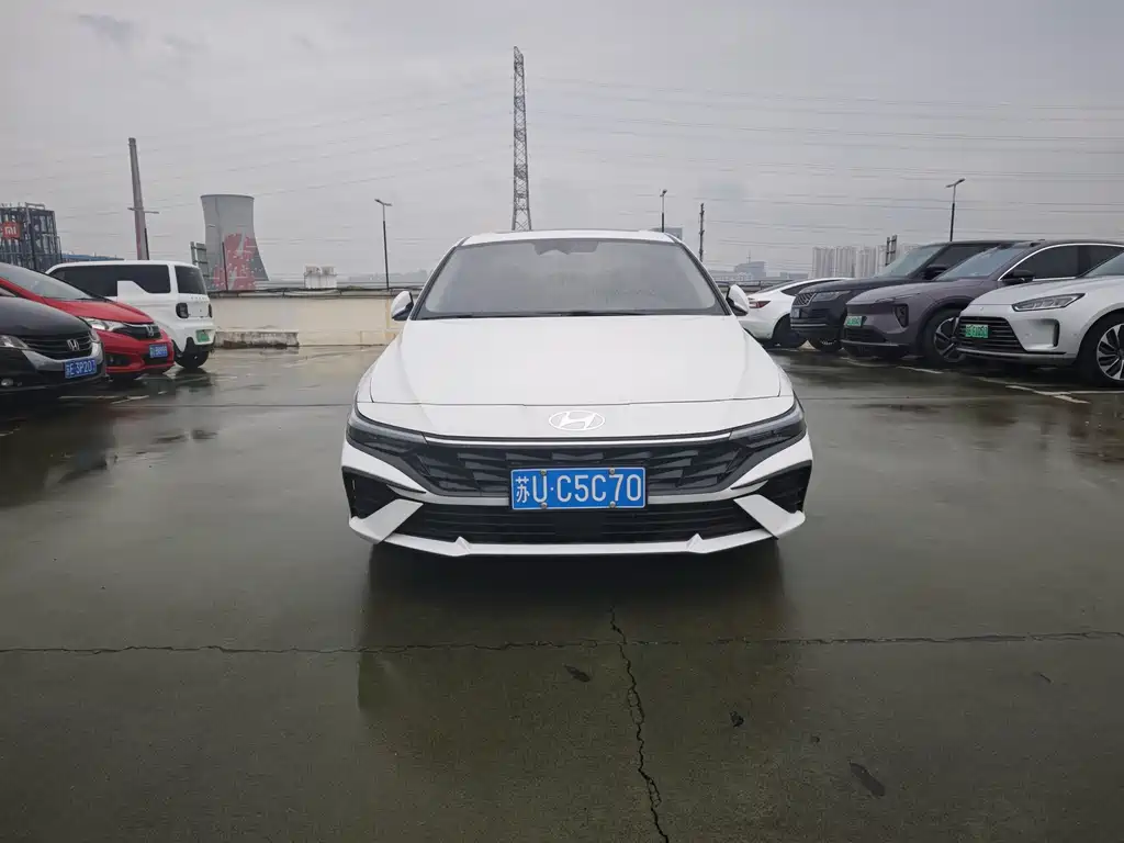 Hyundai Elantra 2023 1.5L CVT LUX Premium Edition