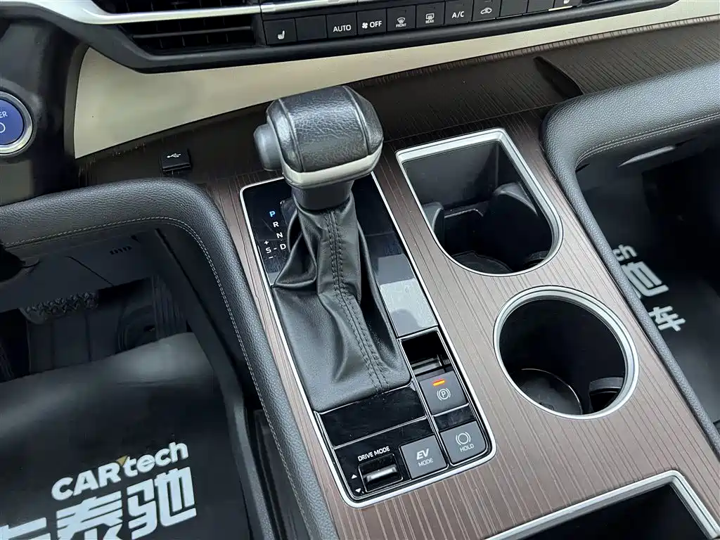 Toyota Granvia 2023 2.5L Hybrid Noble PLUS Edition