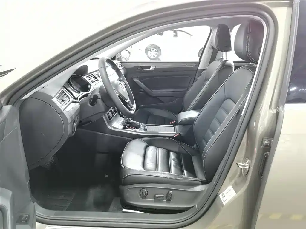 Volkswagen Passat 2017 330TSI DSG Zunrong Edition