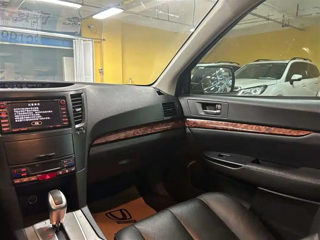 Outback 2010 model 3.6R Luxury Navigation Edition