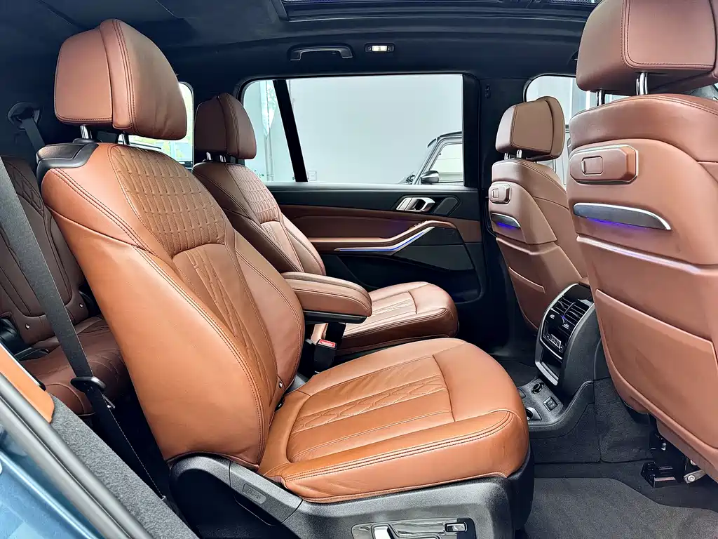 2023 BMW X7 xDrive40i Luxury Package