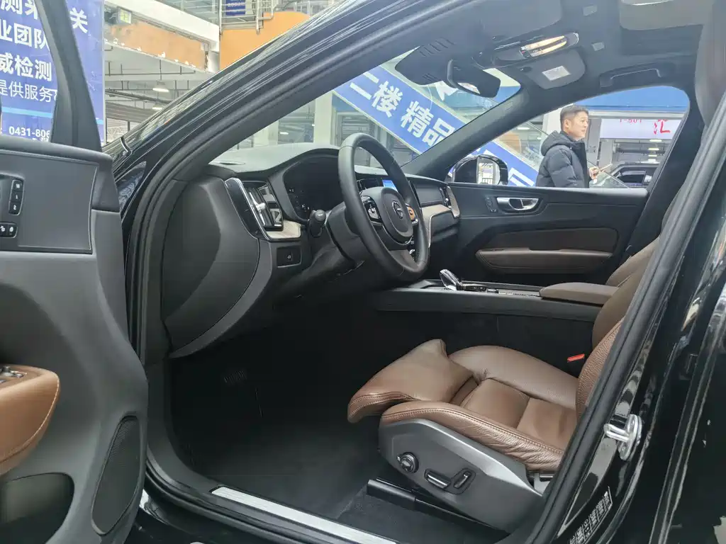 Volvo XC60 2023 B5 AWD Zhiyuan Luxury Edition