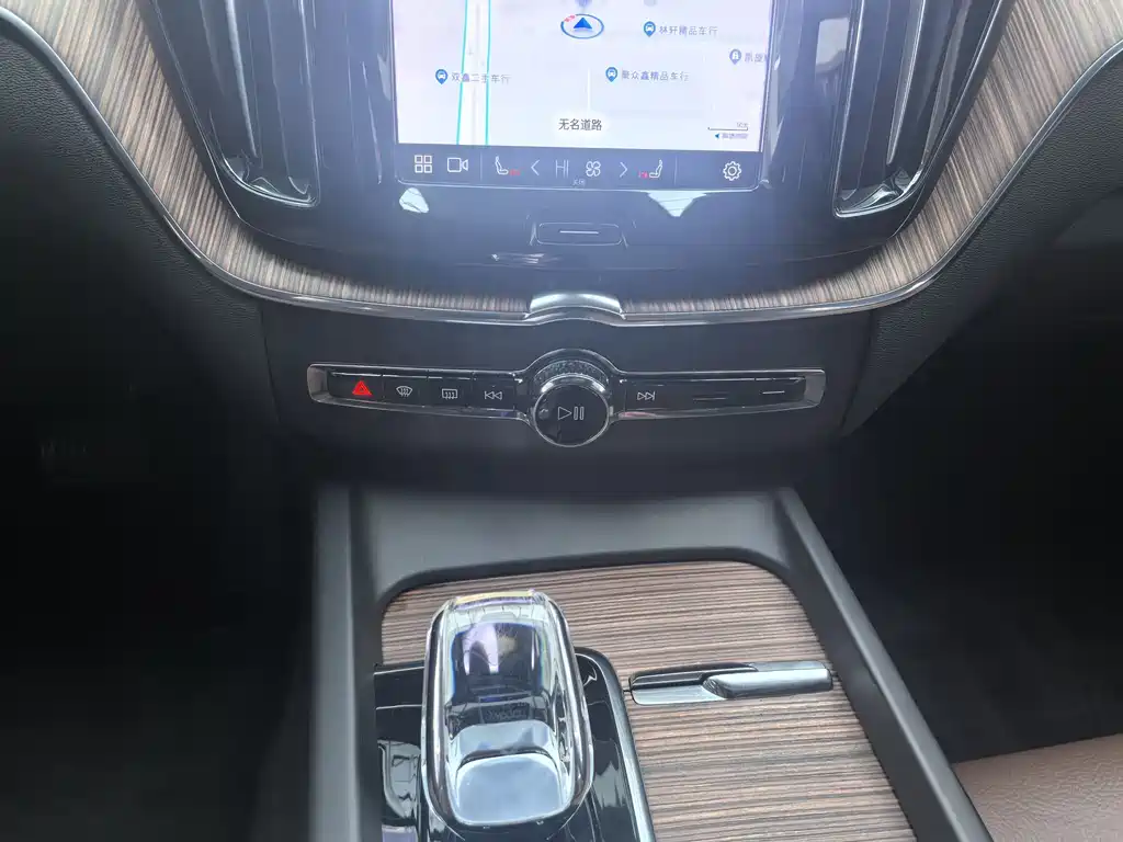 Volvo XC60 2023 B5 AWD Zhiyuan Luxury Edition