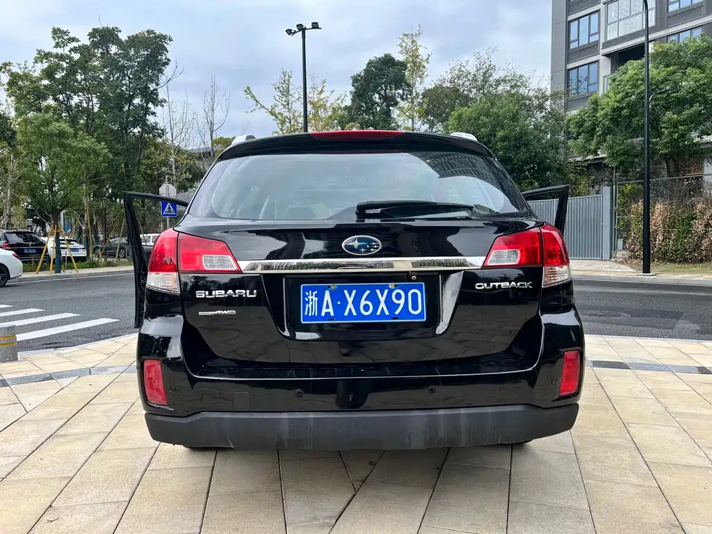 2010 Subaru Outback 2.5i Luxury Edition