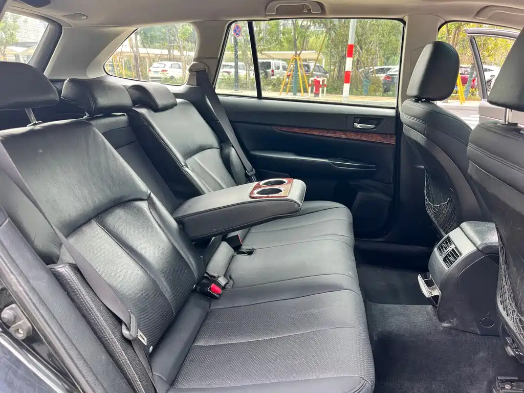2010 Subaru Outback 2.5i Luxury Edition