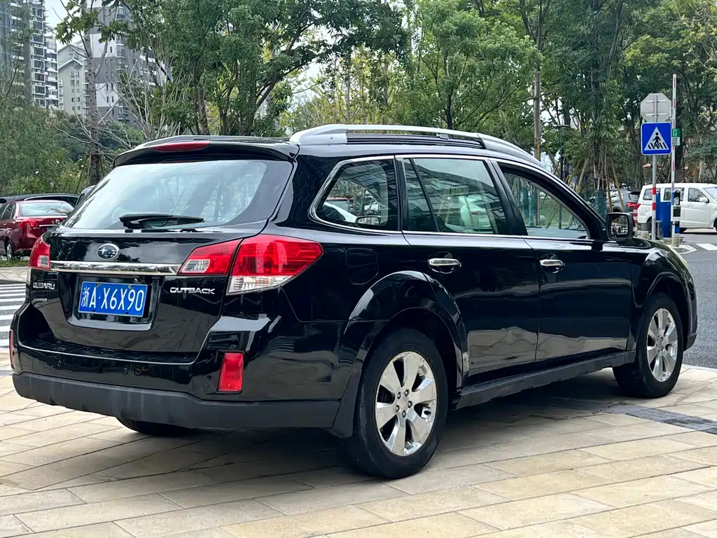 2010 Subaru Outback 2.5i Luxury Edition