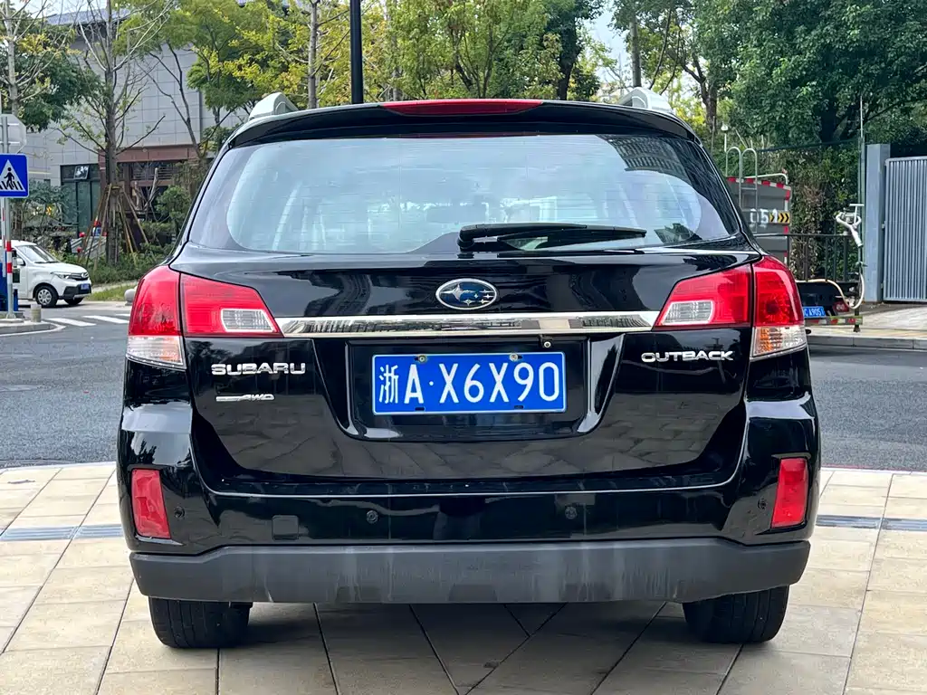 2010 Subaru Outback 2.5i Luxury Edition