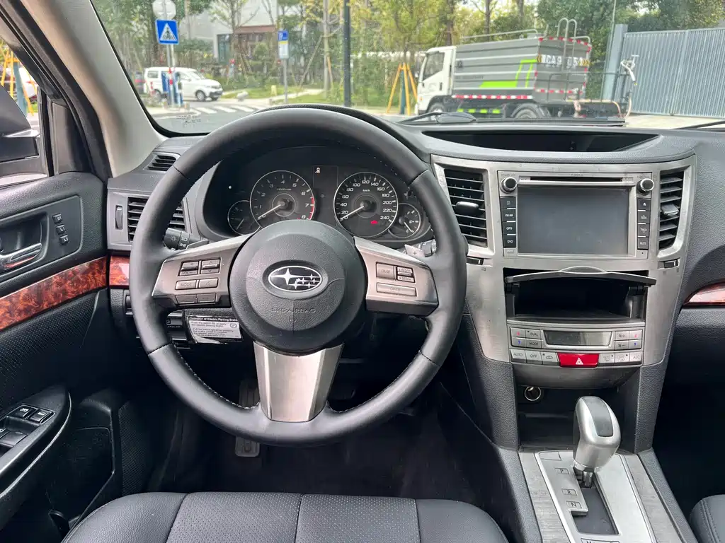 2010 Subaru Outback 2.5i Luxury Edition