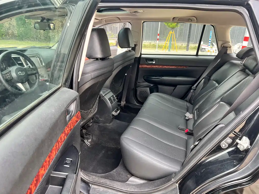 2010 Subaru Outback 2.5i Luxury Edition