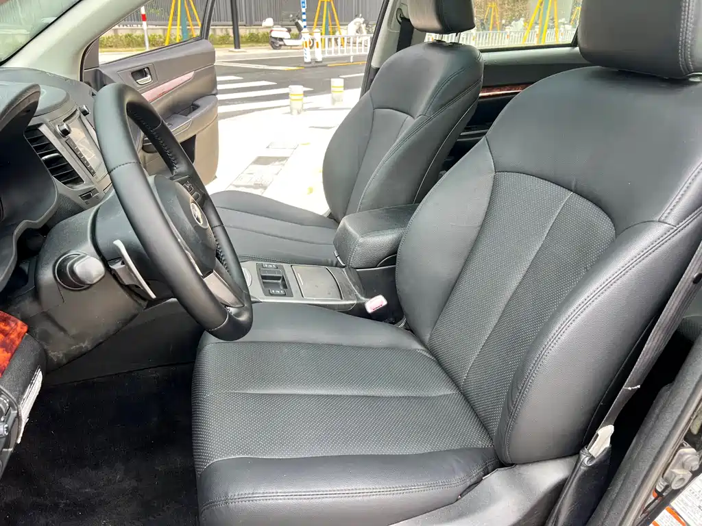2010 Subaru Outback 2.5i Luxury Edition