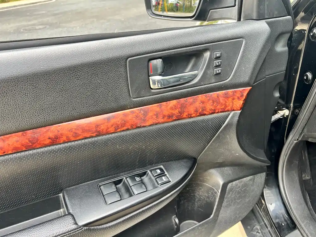 2010 Subaru Outback 2.5i Luxury Edition