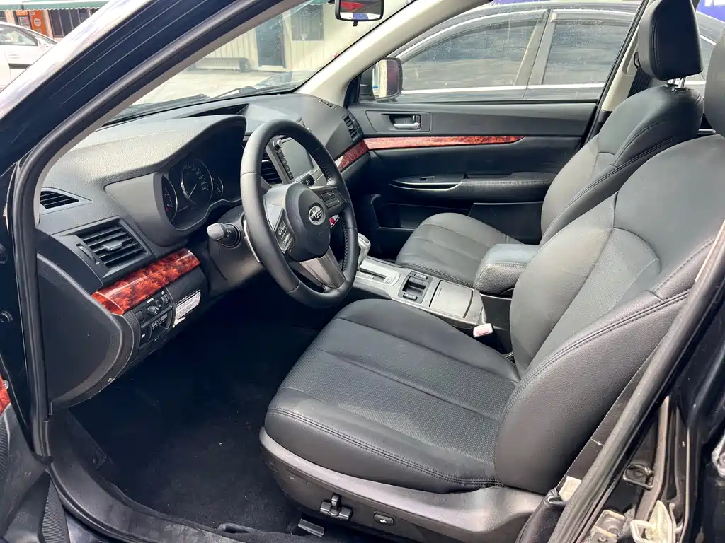 2010 Subaru Outback 2.5i Luxury Edition