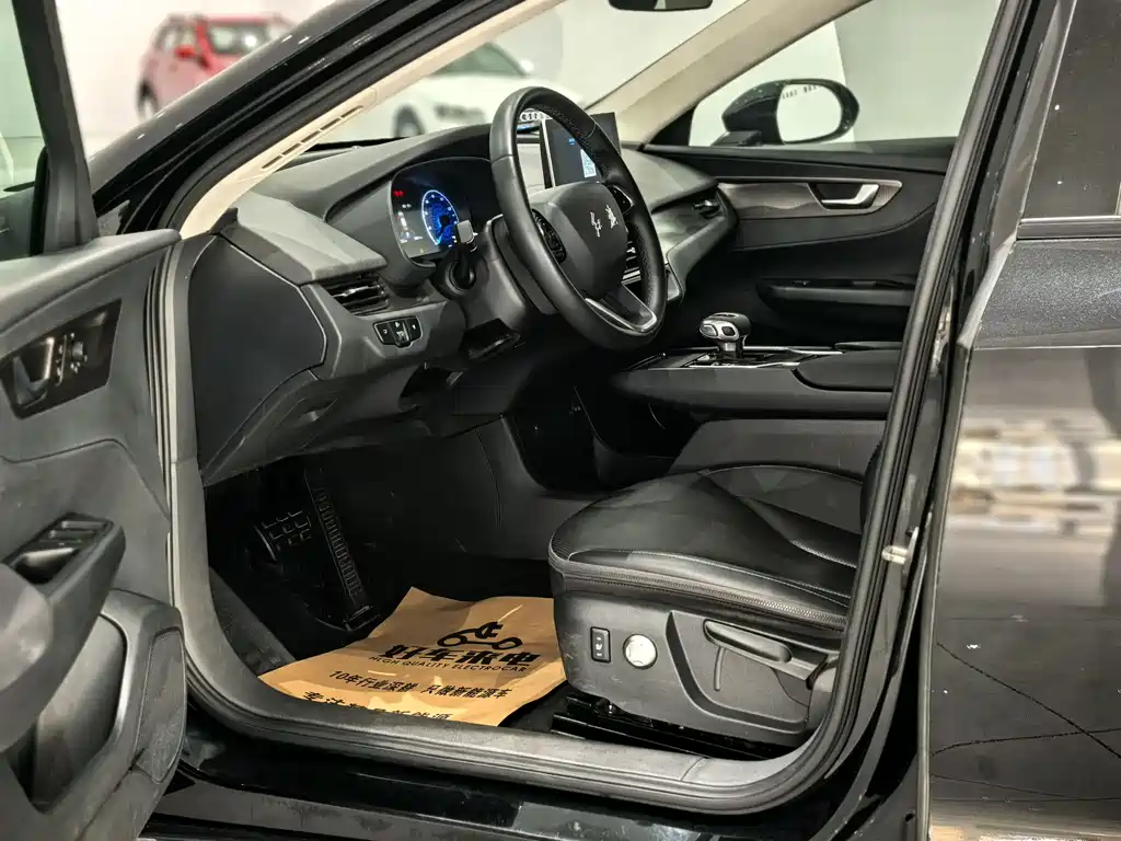 Hongqi E-QM5 2023 Basic Mobility Edition