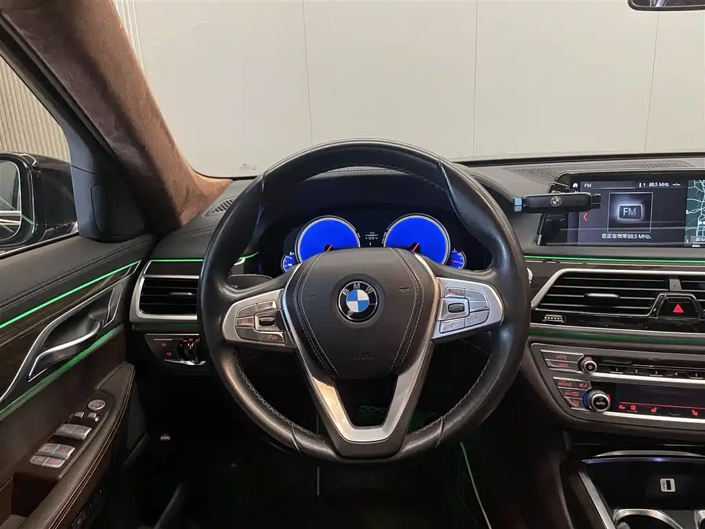 BMW 7 Series 2016 730Li Leading Edition - фото 13