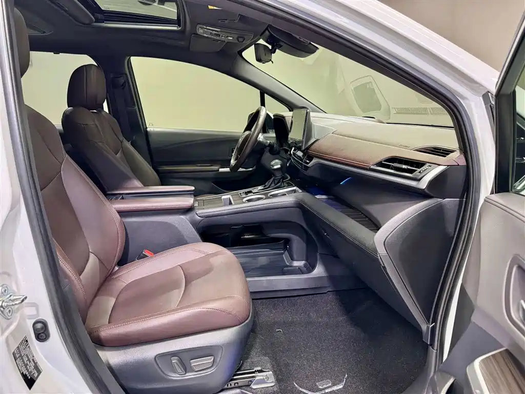 Toyota Sienna 2023 2.5L Hybrid Platinum Edition