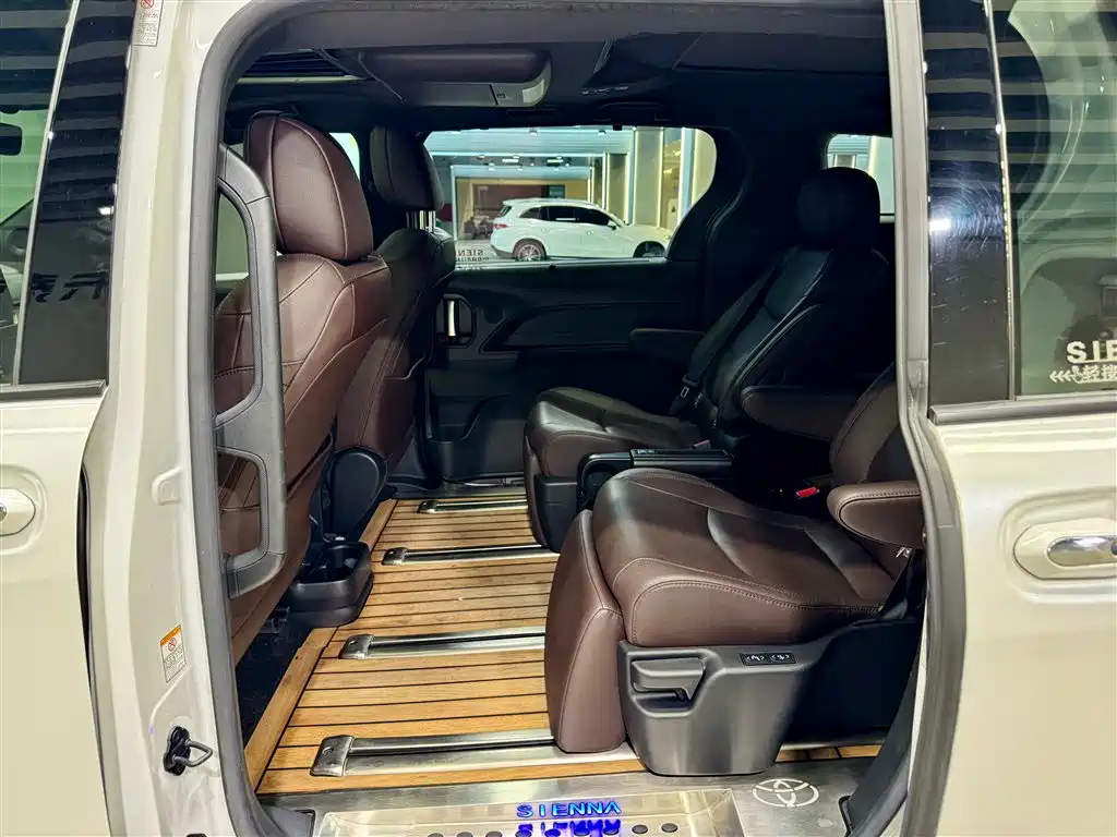 Toyota Sienna 2023 2.5L Hybrid Platinum Edition
