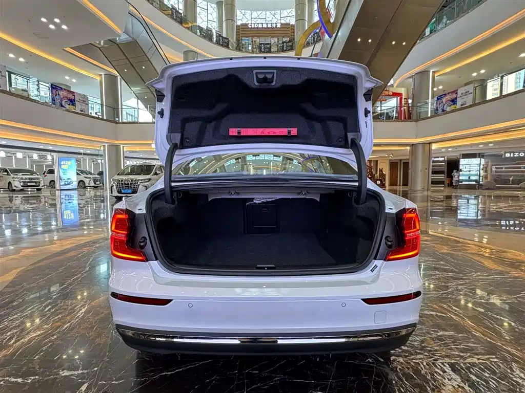 Volvo S60 2026 B4