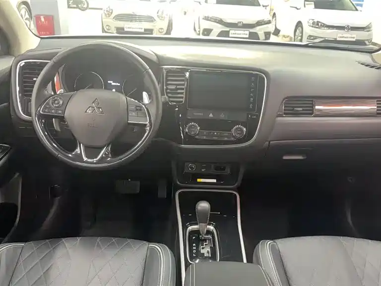 Mitsubishi Outlander 2020 2.4L 4WD Zhi Xiang Edition 7-Seater