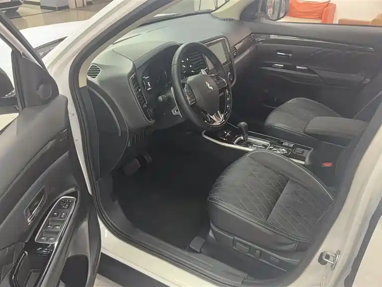Mitsubishi Outlander 2020 2.4L 4WD Zhi Xiang Edition 7-Seater