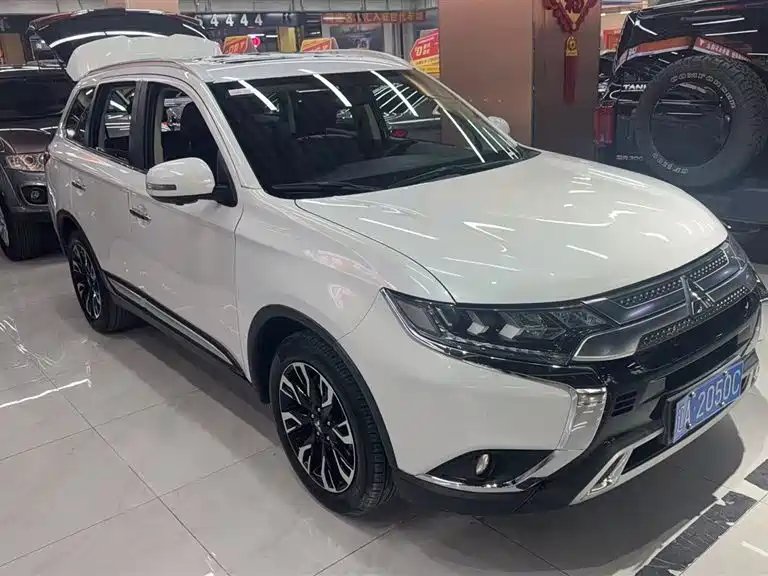 Mitsubishi Outlander 2020 2.4L 4WD Zhi Xiang Edition 7-Seater