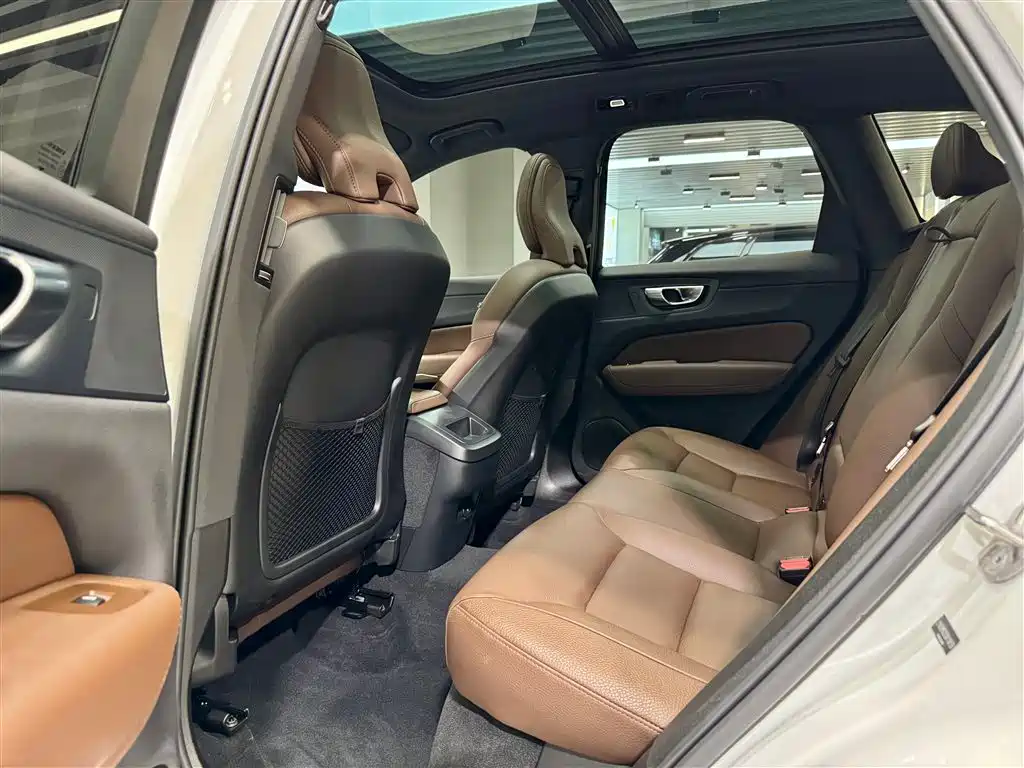Volvo XC60 2025 B5 AWD Momentum Luxury Edition
