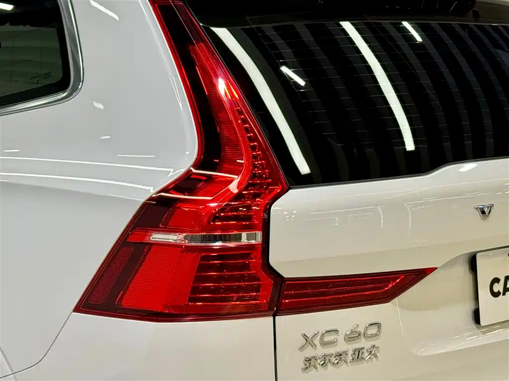 Volvo XC60 2025 B5 AWD Momentum Luxury Edition