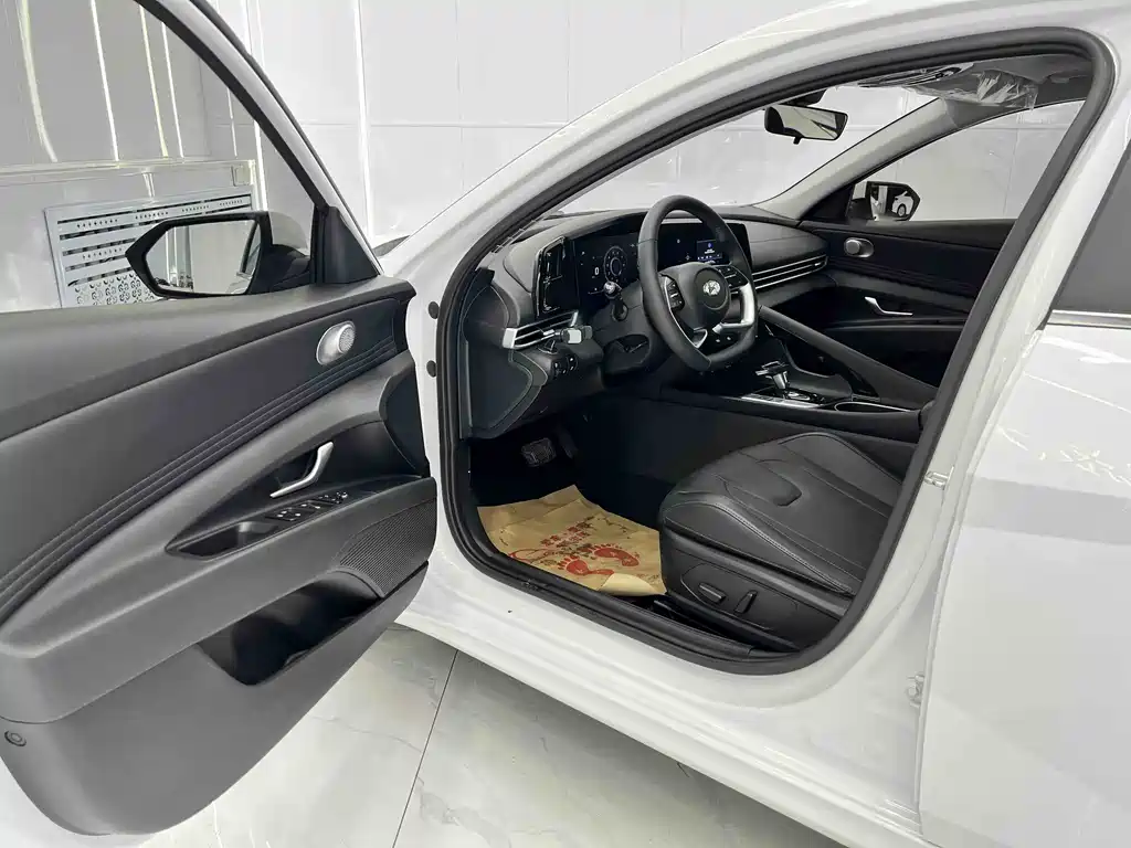 Hyundai Elantra 2022 1.5L CVT LUX Premium Edition