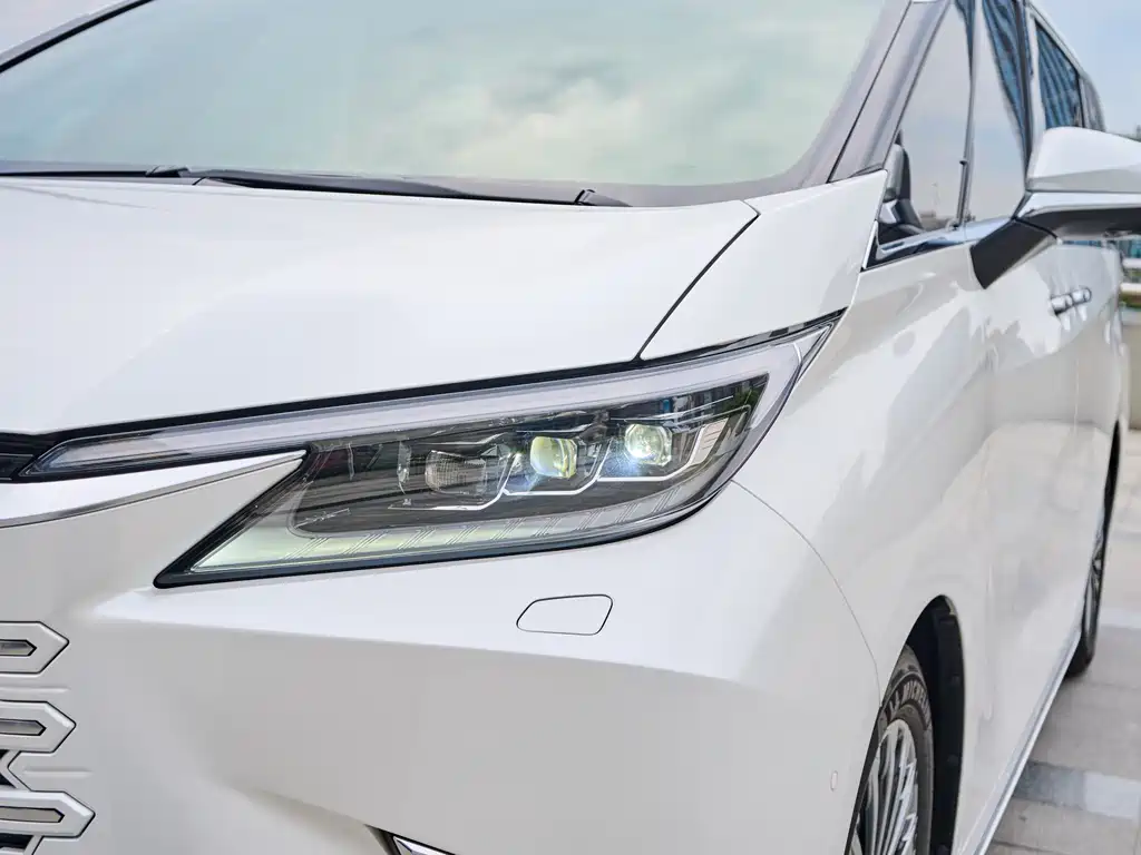 Lexus LM 500h