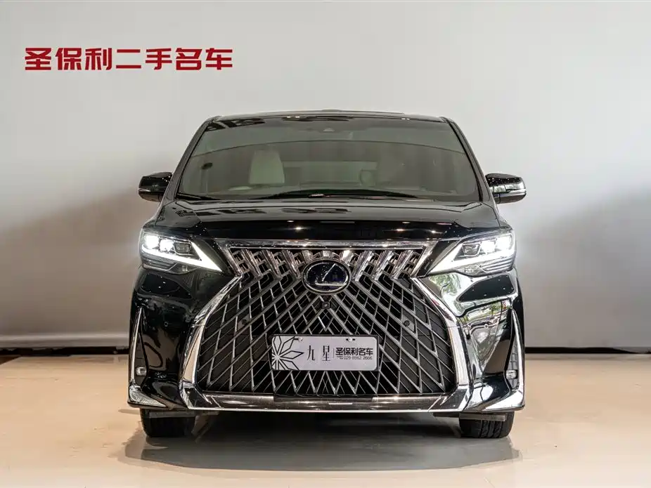 Lexus LM 300h