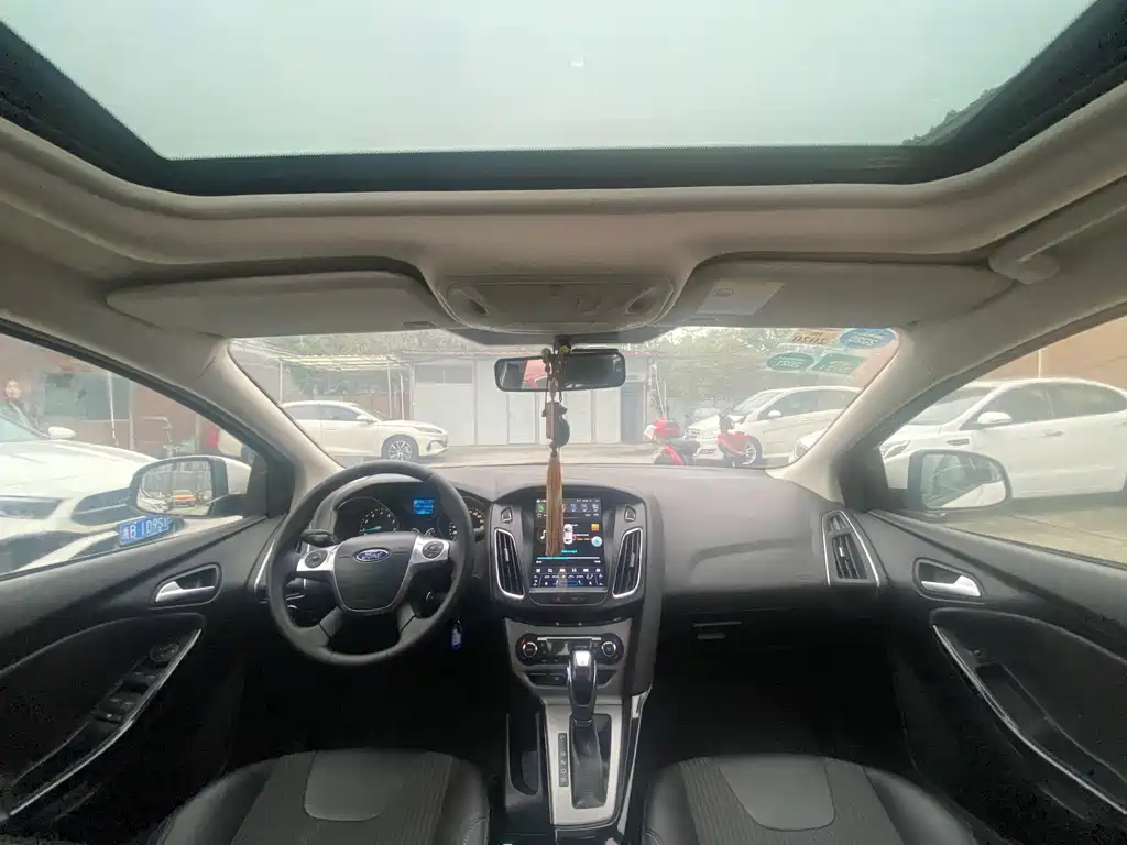 Ford Focus 2012 Sedan 1.6L Automatic Fashion Edition