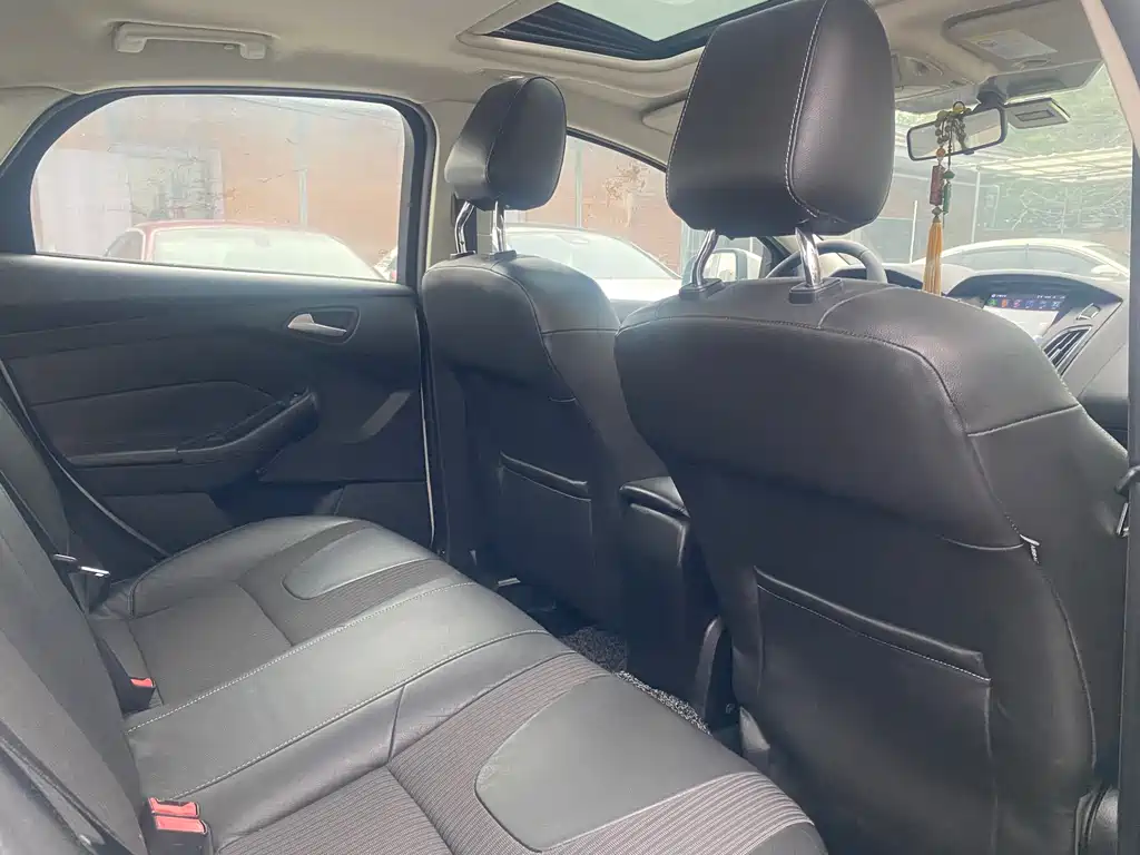 Ford Focus 2012 Sedan 1.6L Automatic Fashion Edition