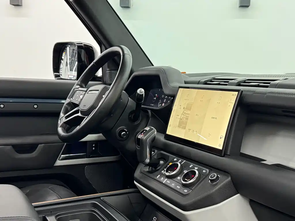 Land Rover Defender 2022 90 2.0T P300 X-Dynamic HSE