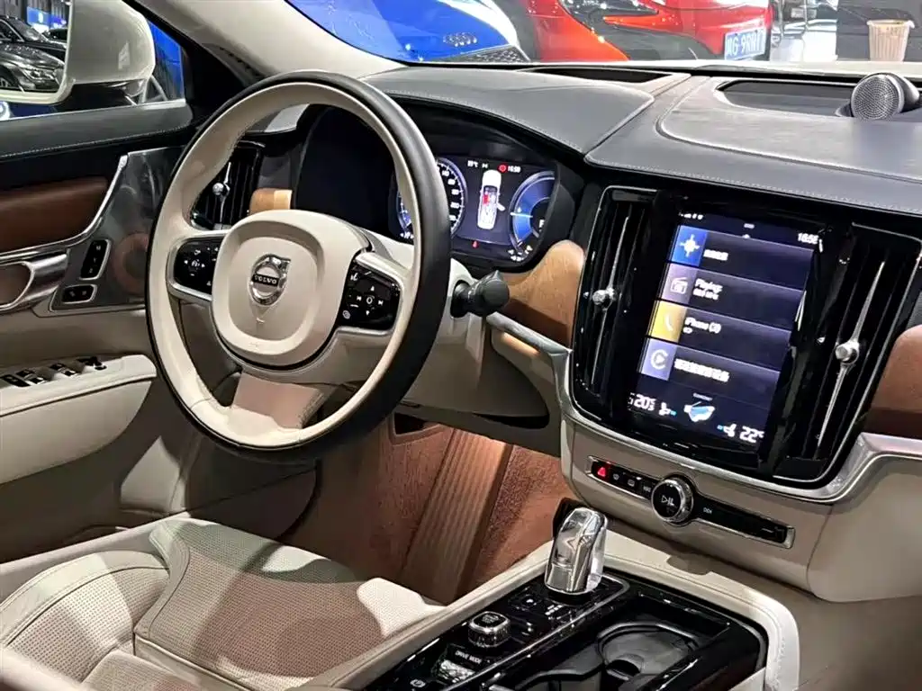 2019 Volvo S90 T8 E-Drive Hybrid Honor Edition 3-Seater