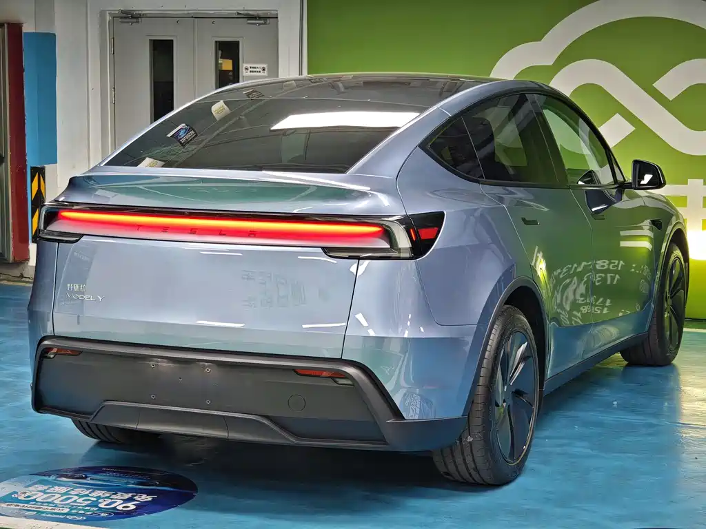 Tesla Model Y 2025 Rear-Wheel Drive
