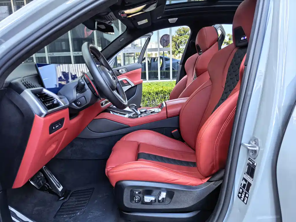 BMW X6 M Competition 2023 - фото 11
