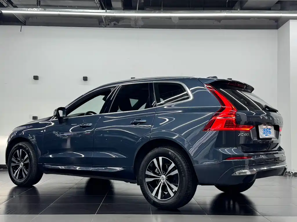 Volvo XC60 2023 B5 AWD Momentum Luxury Edition