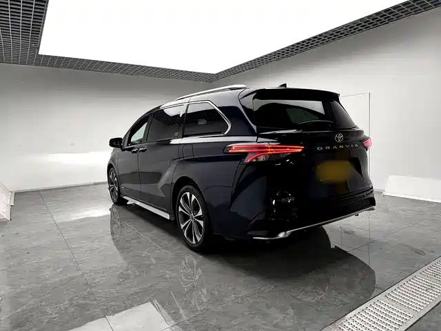 Toyota Granvia 2023 2.5L Hybrid Flagship VIP Edition