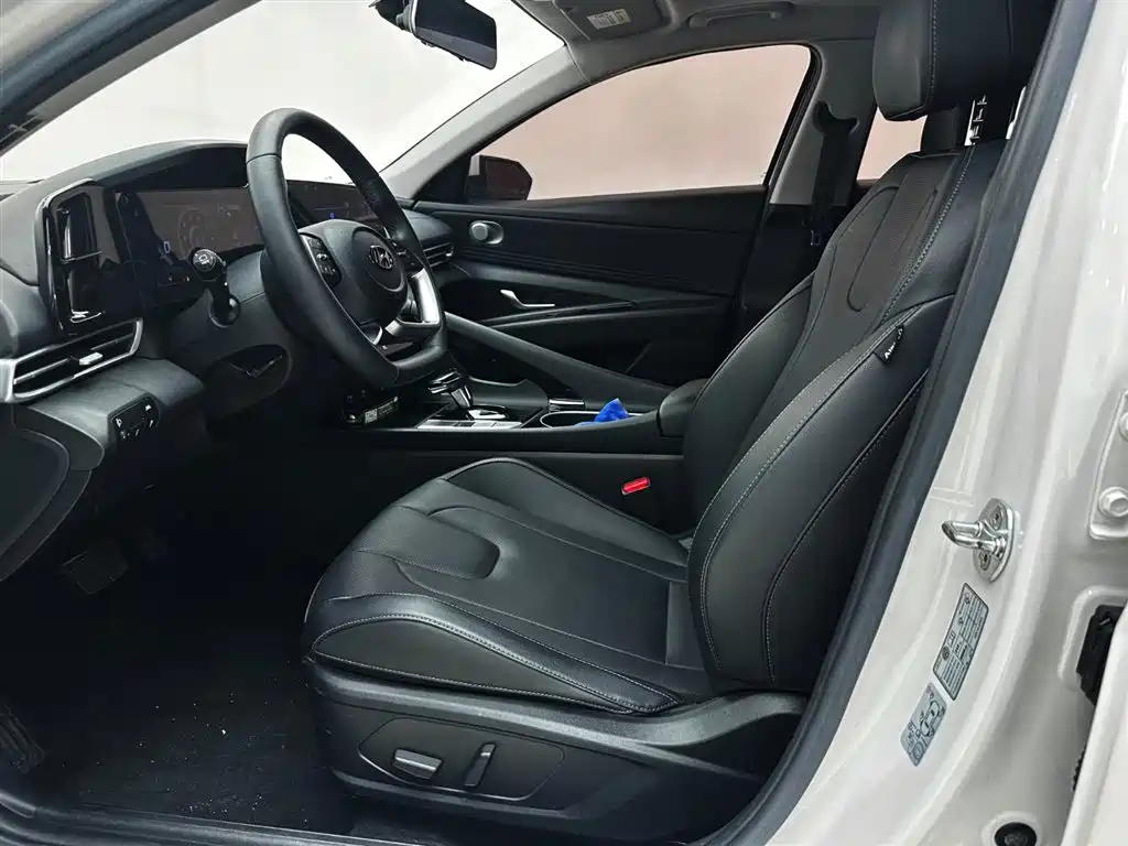 Hyundai Elantra 2022 1.5L CVT LUX Premium Edition
