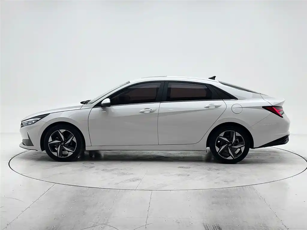 Hyundai Elantra 2022 1.5L CVT LUX Premium Edition
