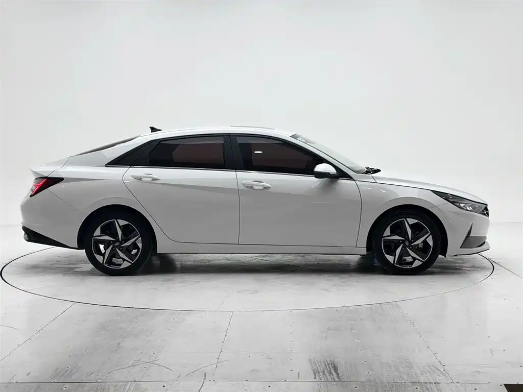 Hyundai Elantra 2022 1.5L CVT LUX Premium Edition
